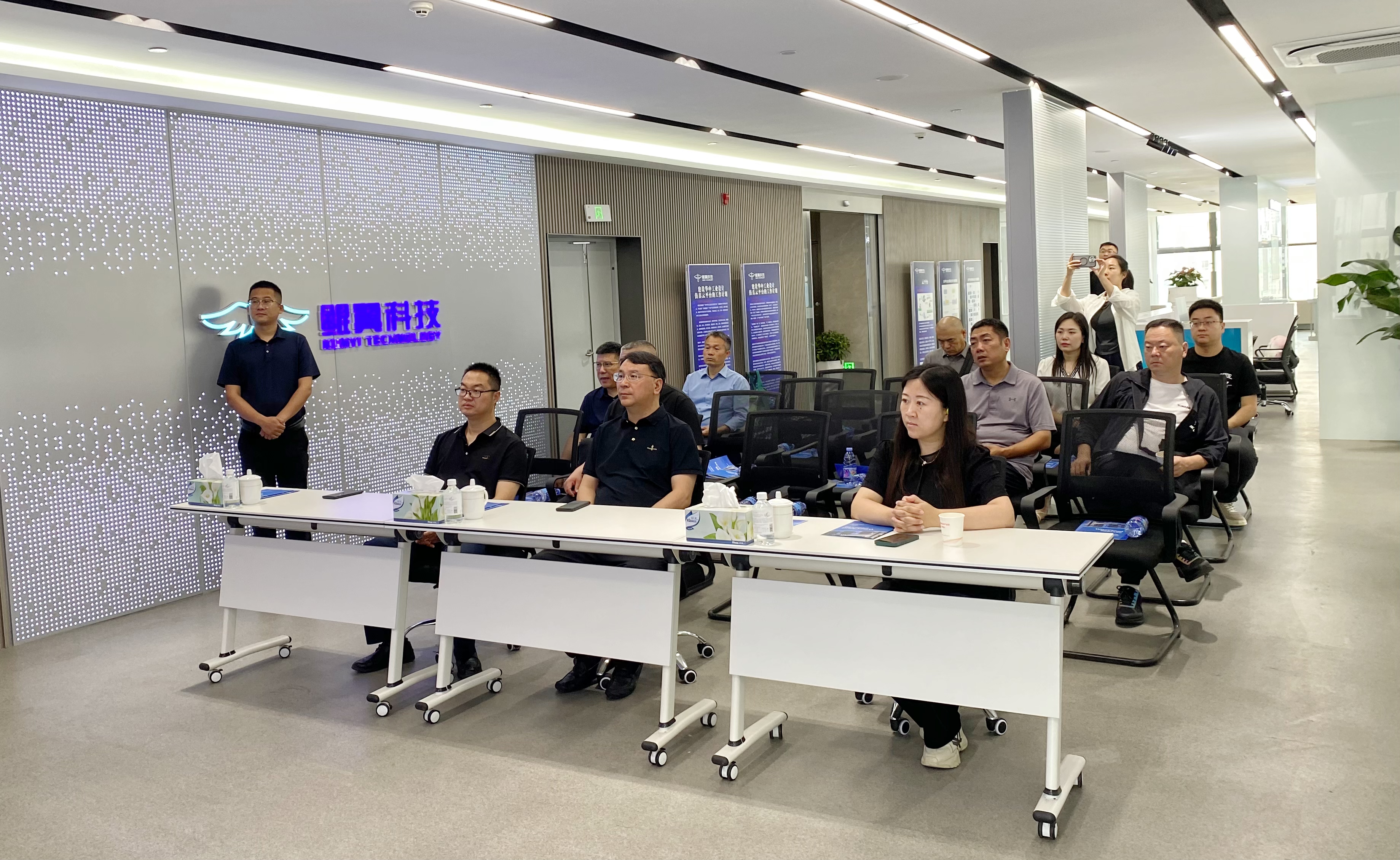 北京市豐台區(qū)王佐鎮黨政代表團莅臨十堰市川商(shāng)鲲翼科(kē)技(jì )有(yǒu)限公(gōng)司考察“華中(zhōng)汽車(chē)工(gōng)業設計仿真雲平台”
